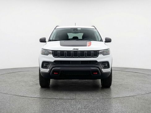 Used 2025 Jeep Compass Trailhawk image 2