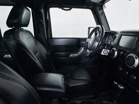 Used 2017 Jeep Wrangler Unlimited Sahara w/ Connectivity Group image 27