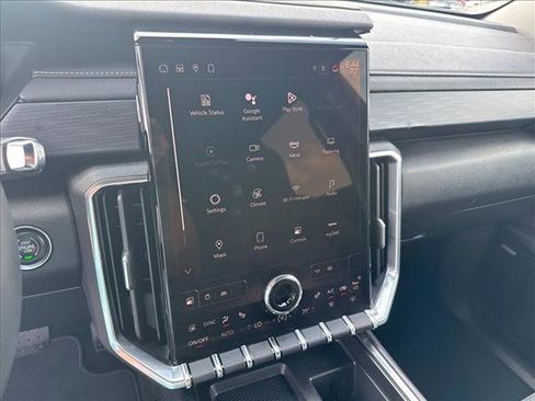 Used 2025 GMC Acadia Elevation image 18