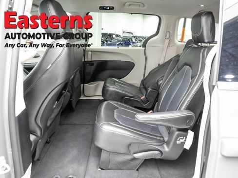 Used 2023 Chrysler Pacifica Touring-L FWD image 22