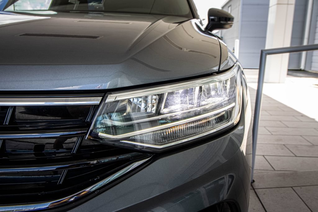 Certified 2024 Volkswagen Tiguan SE R-Line FWD image 7
