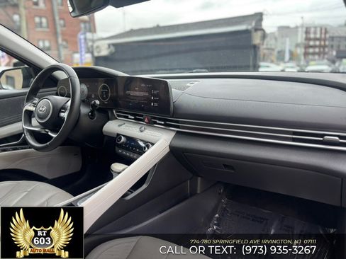 Used 2023 Hyundai Elantra Limited w/ Preferred Accessory Package FWD image 15