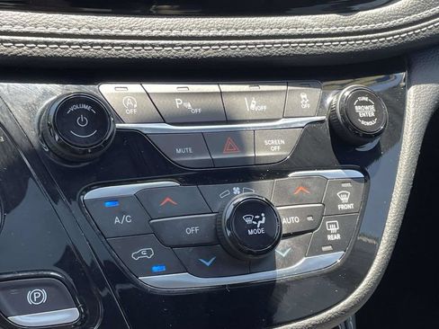 Used 2025 Chrysler Pacifica Limited FWD image 41