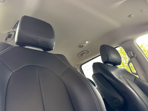 Used 2024 Chrysler Pacifica Touring-L FWD image 19