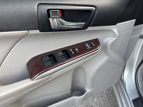 Used 2012 Toyota Camry XLE w/ Leather Pkg image 9
