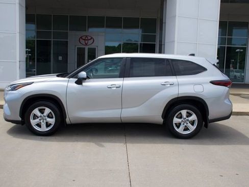 Used 2024 Toyota Highlander LE AWD/4WD image 2
