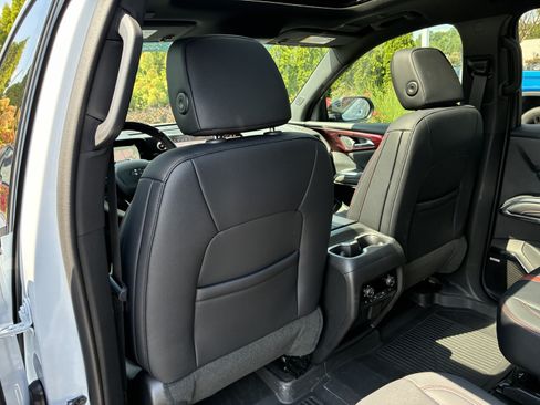 Used 2026 Chevrolet Traverse RS FWD image 16