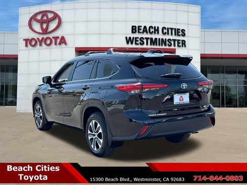 Used 2023 Toyota Highlander XLE AWD/4WD image 8