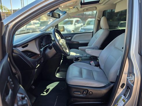 Used 2017 Toyota Sienna Limited Premium image 26