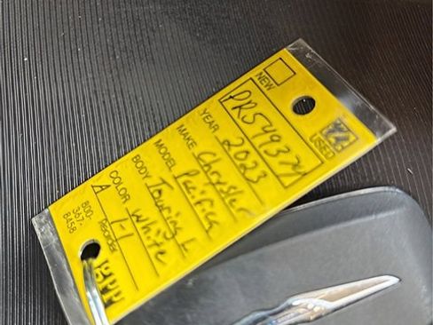 Used 2023 Chrysler Pacifica Touring-L image 16