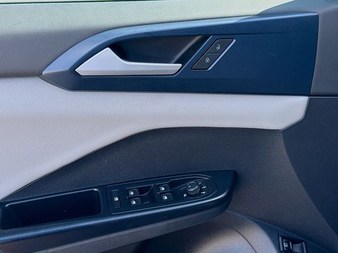 Used 2022 Volkswagen Taos SE image 16