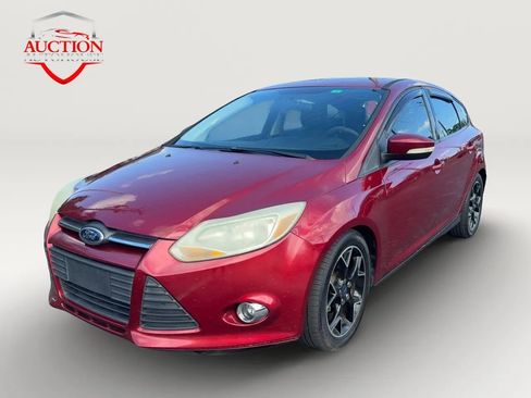 Used 2014 Ford Focus SE w/ Equipment Group 201A FWD image 2
