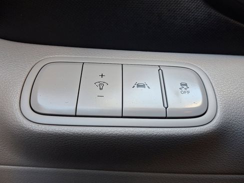 Used 2020 Hyundai Venue SEL image 26