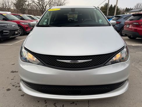 Used 2022 Chrysler Voyager LX FWD image 2