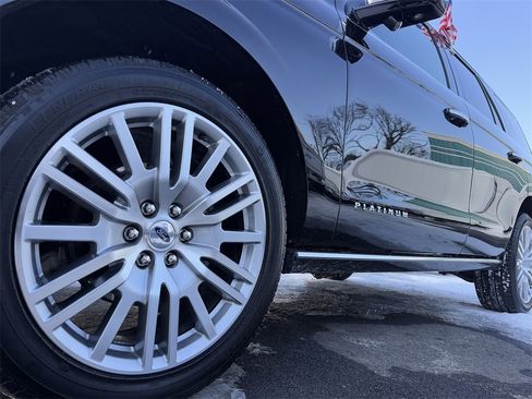 Used 2024 Ford Expedition Platinum image 17