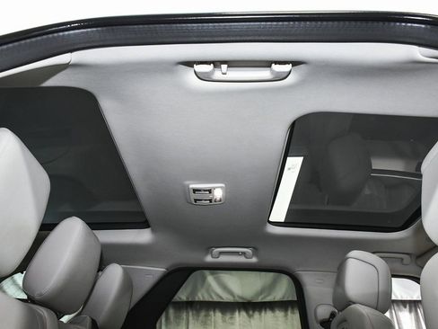 Used 2025 Land Rover Discovery S image 58