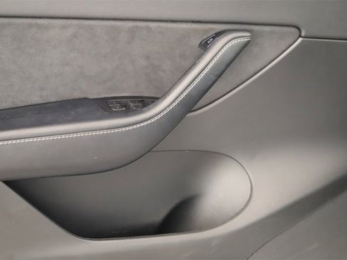 Used 2022 Tesla Model Y Long Range image 22