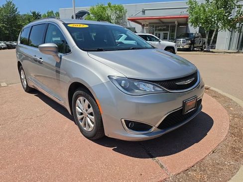 Used 2017 Chrysler Pacifica Touring-L FWD image 7