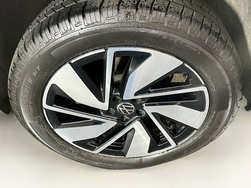 Used 2025 Volkswagen Atlas SE image 11