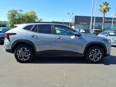 Used 2025 Chevrolet Trax LT w/ LT Convenience Package FWD image 6