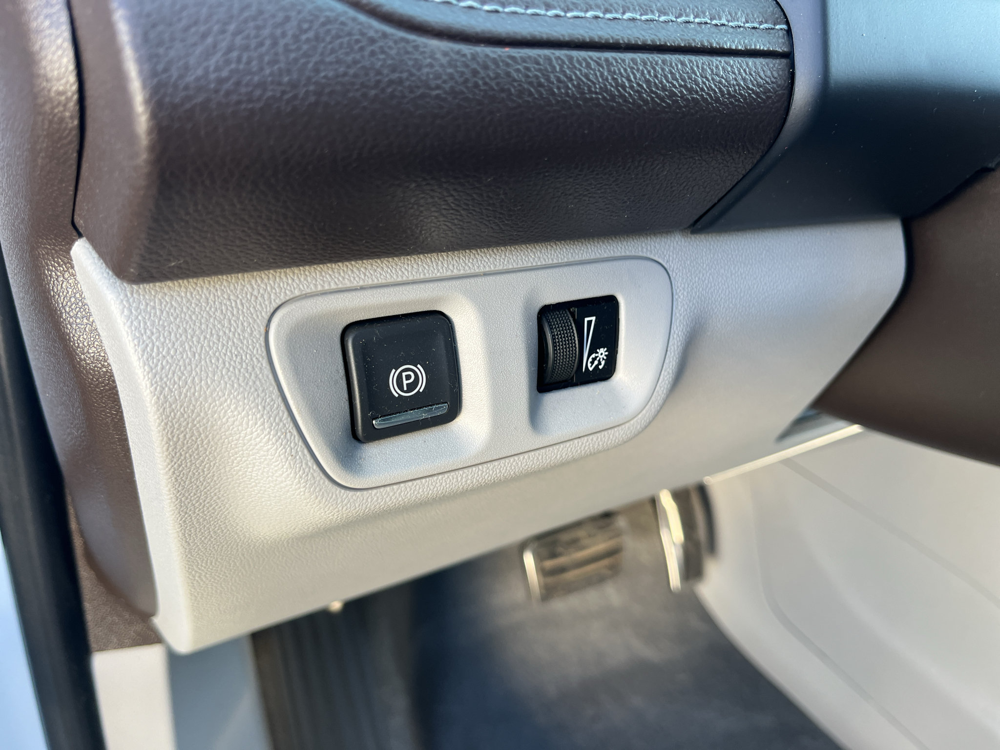 Used 2021 GMC Acadia SLT w/ LPO, Bright Accent Package FWD image 18