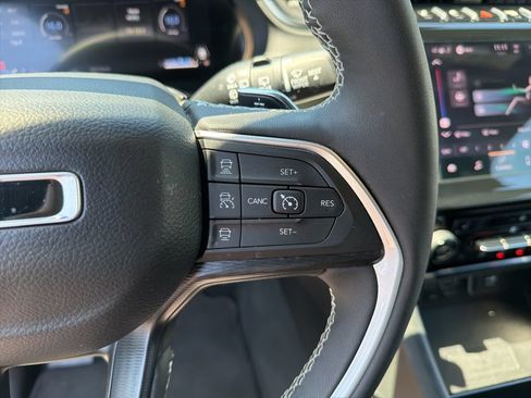 Used 2025 Jeep Grand Cherokee Altitude AWD/4WD image 18