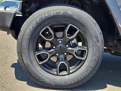 Used 2017 Jeep Wrangler Unlimited Sahara AWD/4WD image 9