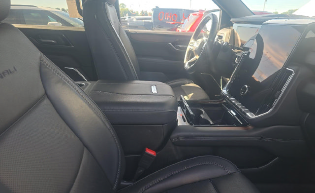 Used 2025 GMC Yukon XL Denali AWD/4WD image 12
