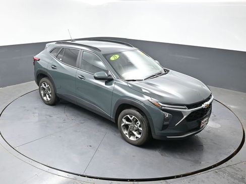 Used 2025 Chevrolet Trax LT FWD image 45
