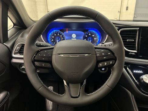 New 2027 Chrysler Pacifica Limited w/ S Appearance Package FWD image 17