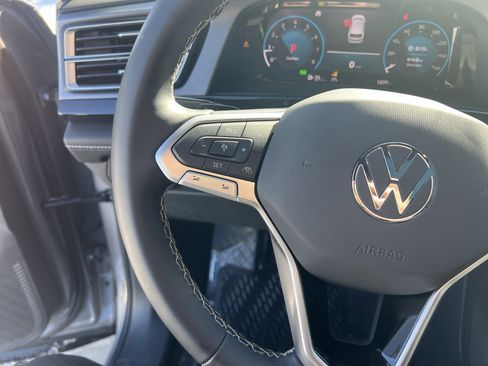 Certified 2025 Volkswagen Atlas Cross Sport SE w/ Panoramic Sunroof Package image 18