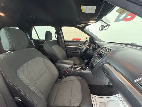 Used 2018 Ford Explorer XLT w/ Equipment Group 201A FWD image 29