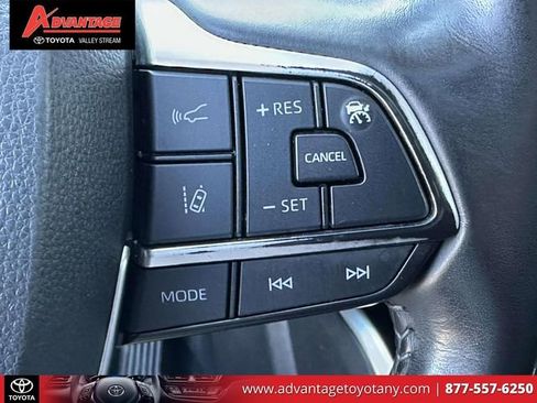 Used 2024 Toyota Highlander XLE image 25