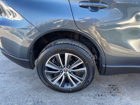 Certified 2021 Toyota Venza LE image 4