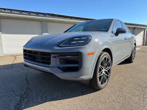 Used 2025 Porsche Cayenne image 1