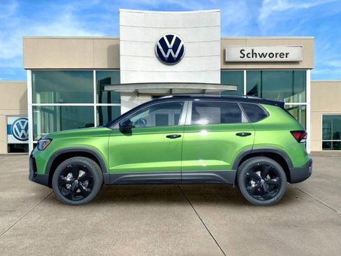 New 2026 Volkswagen Taos SE image 1