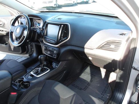 Used 2017 Jeep Cherokee Latitude w/ Comfort/Convenience Group AWD/4WD image 13