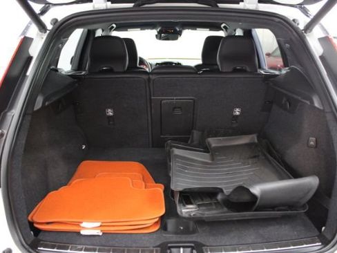 Used 2019 Volvo XC40 T4 R-Design FWD image 23
