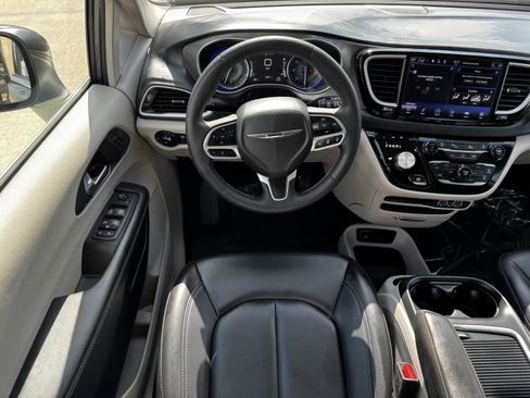 Used 2023 Chrysler Pacifica Touring-L FWD image 11