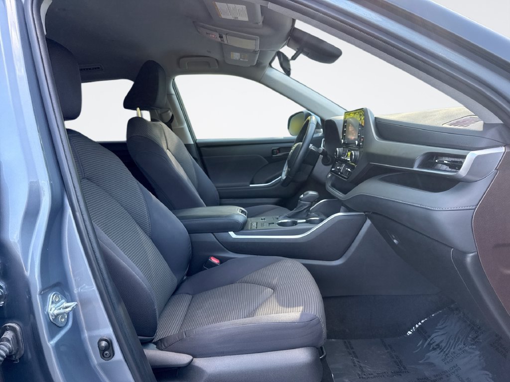 Used 2022 Toyota Highlander LE FWD image 25
