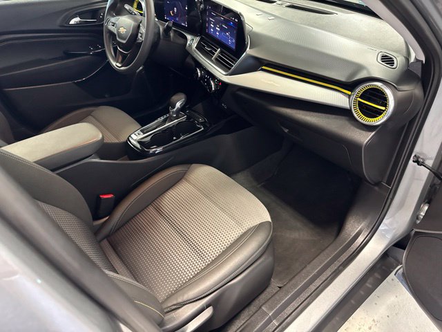 Used 2025 Chevrolet Trax LT FWD image 23