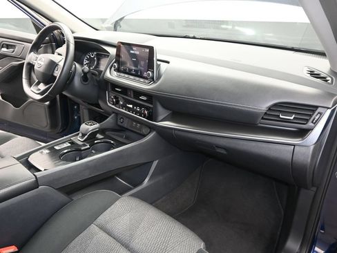 Used 2025 Nissan Rogue SV FWD image 28