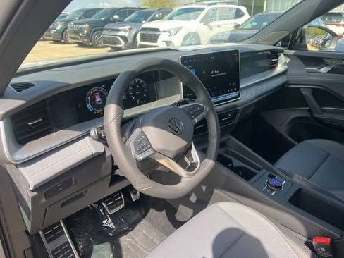 New 2026 Volkswagen Tiguan SE R-Line AWD/4WD image 12
