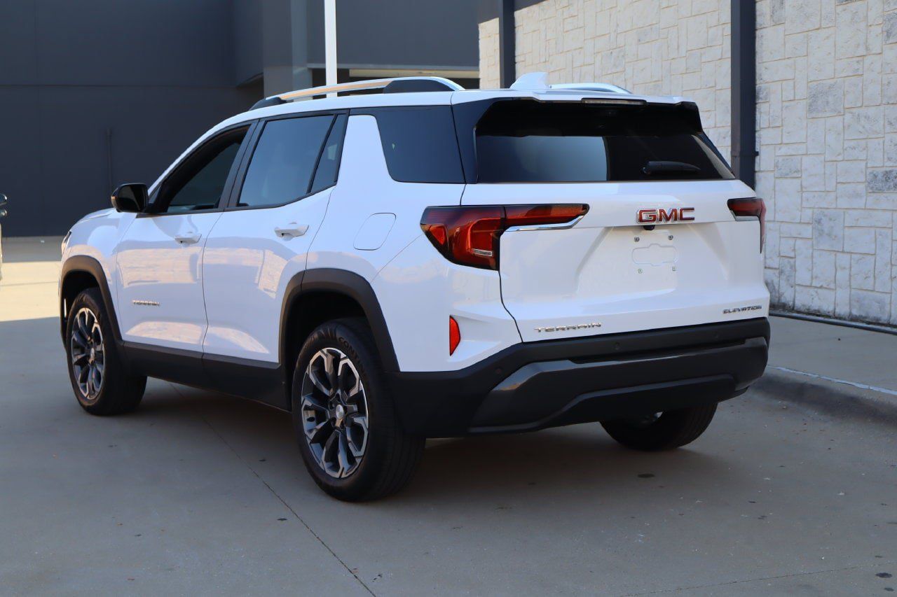Used 2027 GMC Terrain Elevation w/ Elevation Premium Package FWD image 3