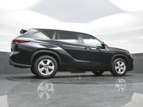 Used 2024 Toyota Highlander LE FWD image 32