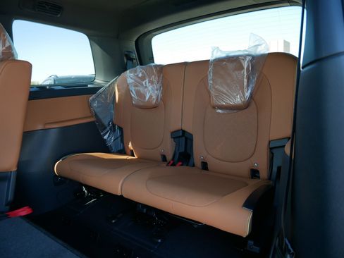 New 2025 Volkswagen Tiguan SE image 16