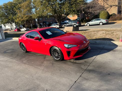 Used 2017 Toyota 86 image 2