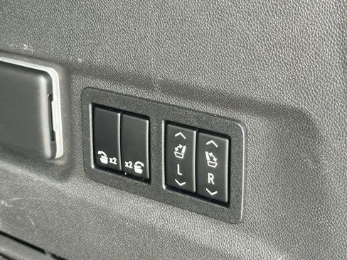 Used 2022 Chevrolet Suburban RST w/ Luxury Package image 28