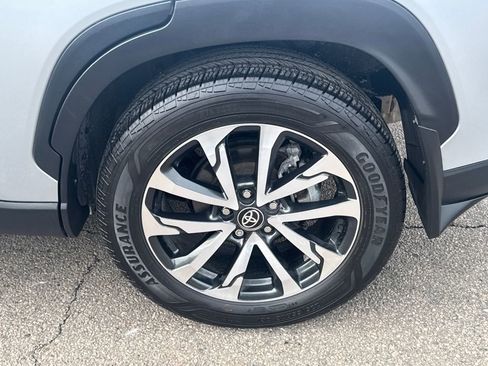 Used 2024 Toyota Corolla Cross XLE w/ Convenience Package image 39