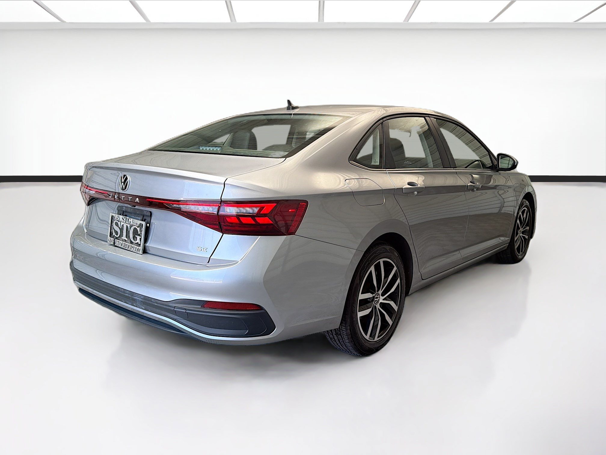 Used 2025 Volkswagen Jetta SE FWD image 4